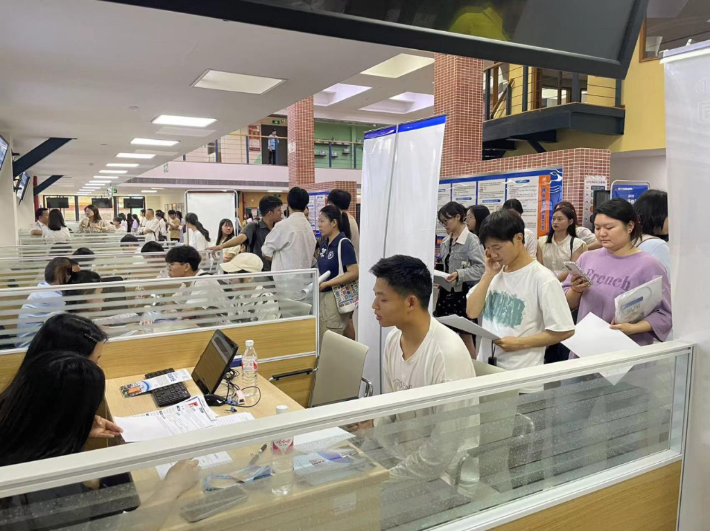 国有企业专场招聘会现场，求职者与企业方面对面交流。重庆市人力社保局 供图
