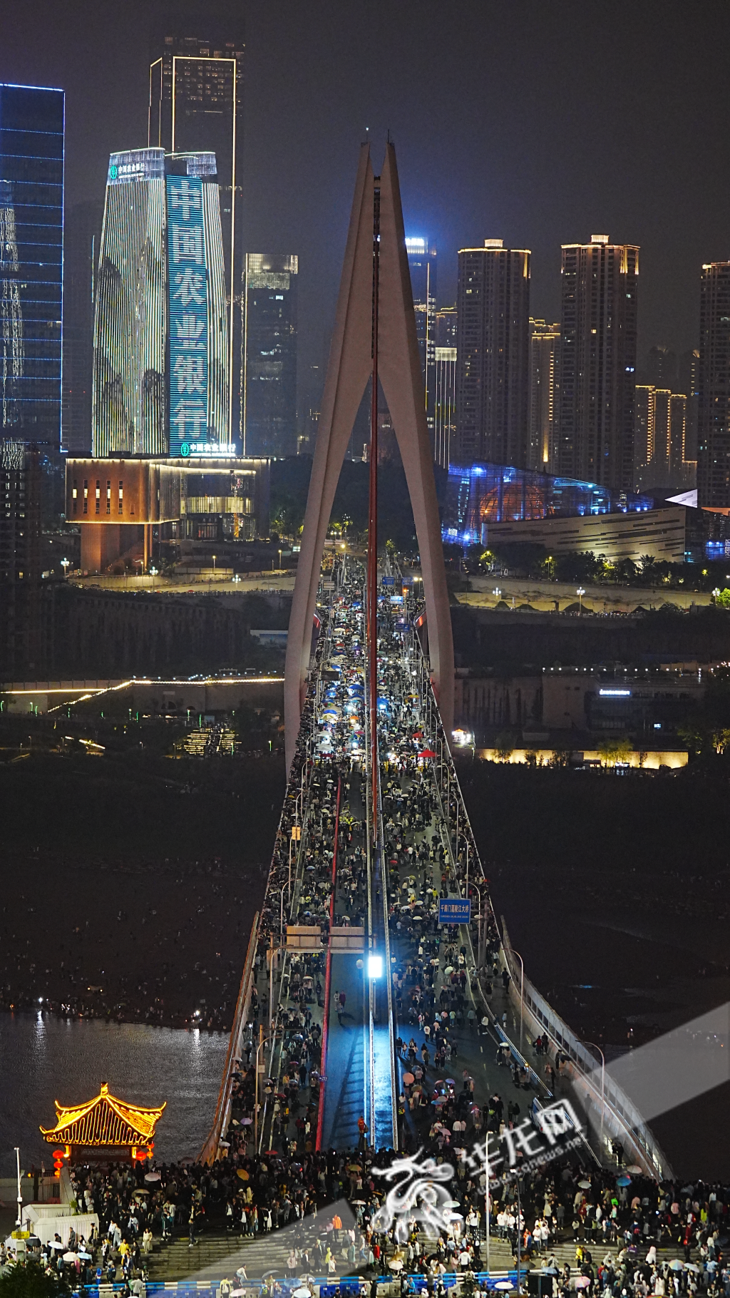游客冒雨登上千厮门嘉陵江大桥。华龙网记者陈毅摄