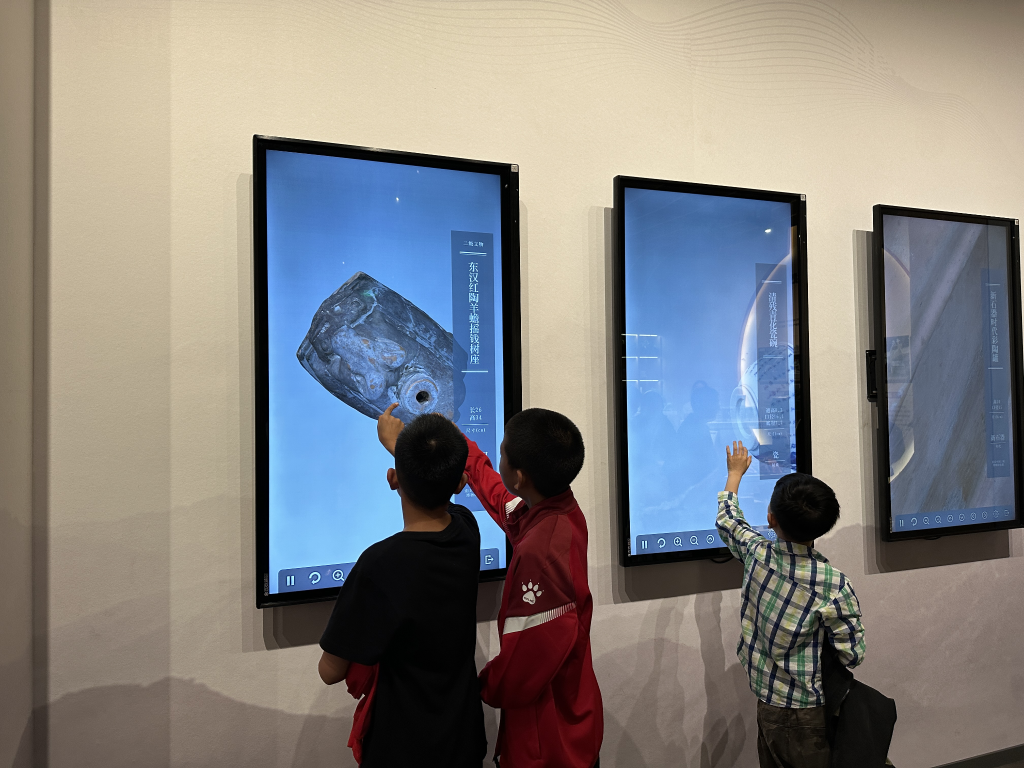 孩子们与馆内的数字屏互动。三峡博物馆供图
