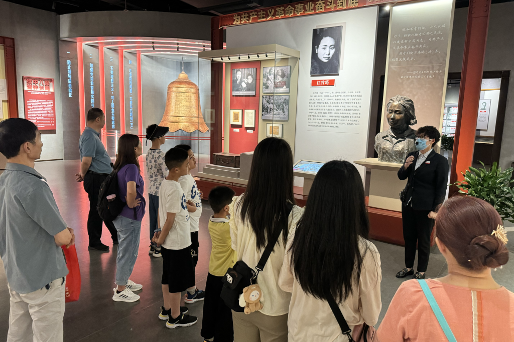 孩子们走进歌乐山革命纪念馆陈列馆。红岩博物馆供图