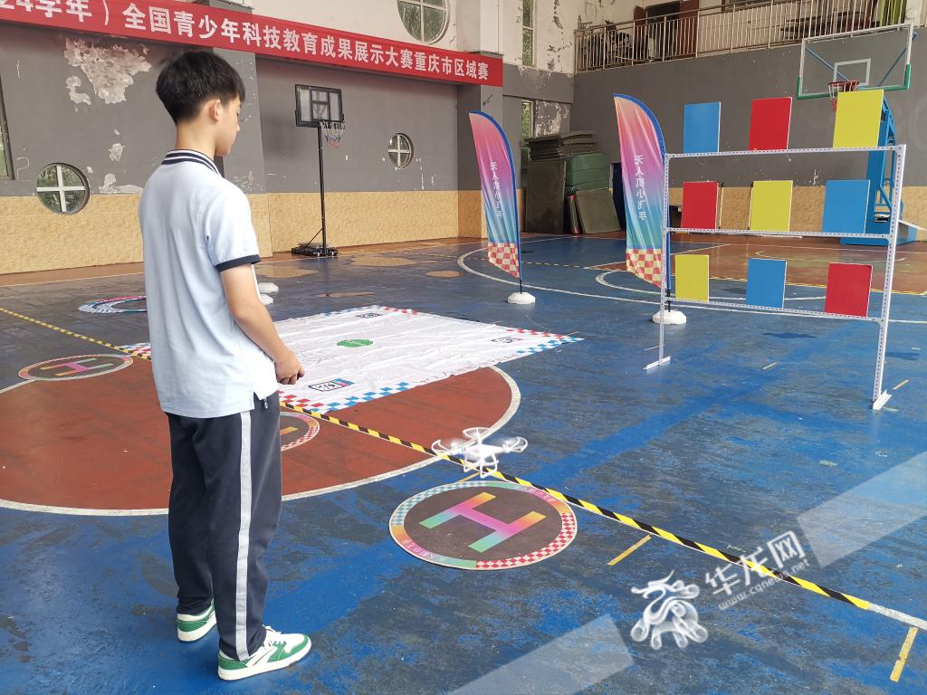 选手在操控无人机参赛。华龙网记者 伊永军 摄
