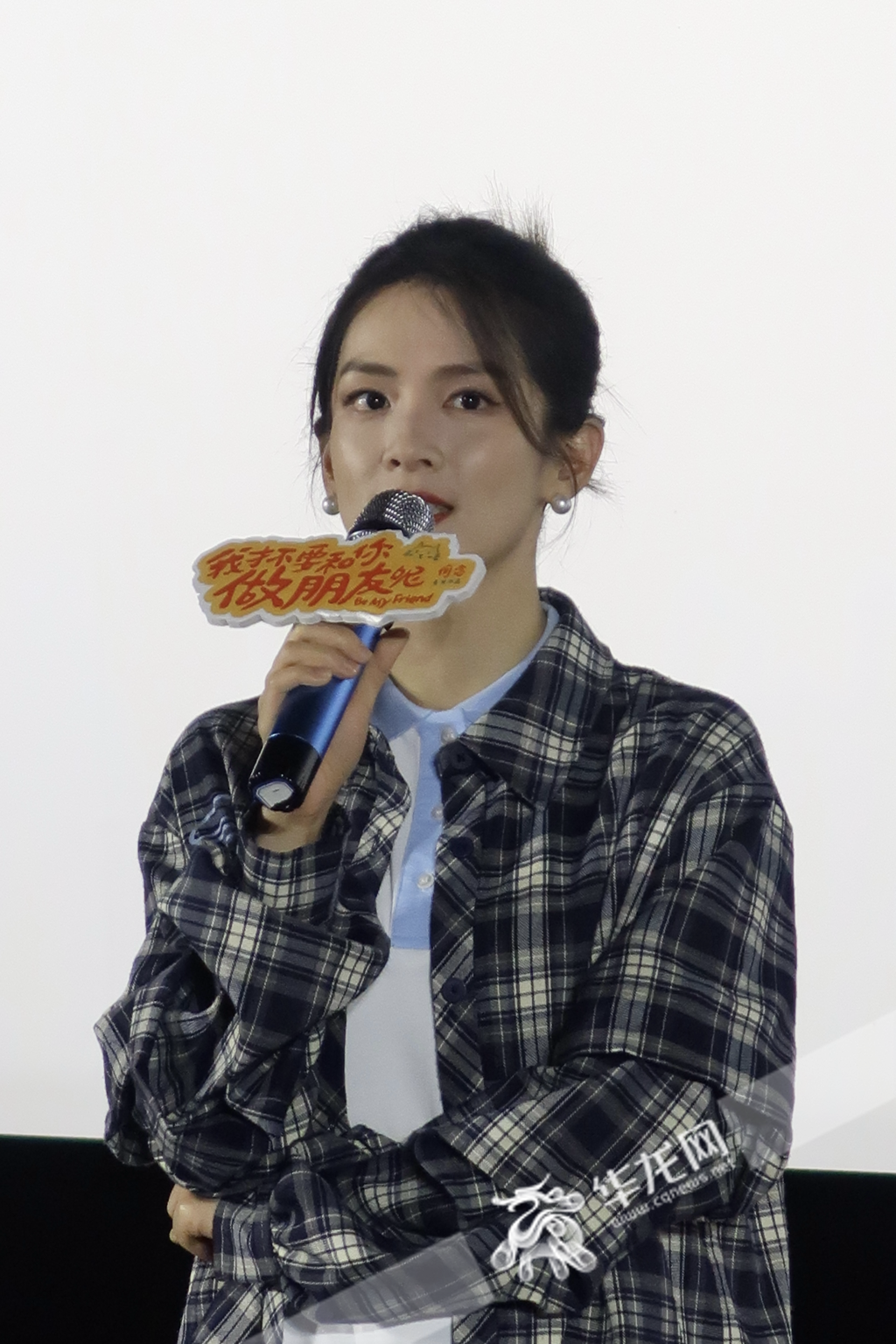 演员陈昊宇与观众互动。华龙网记者吴礼霜 摄
