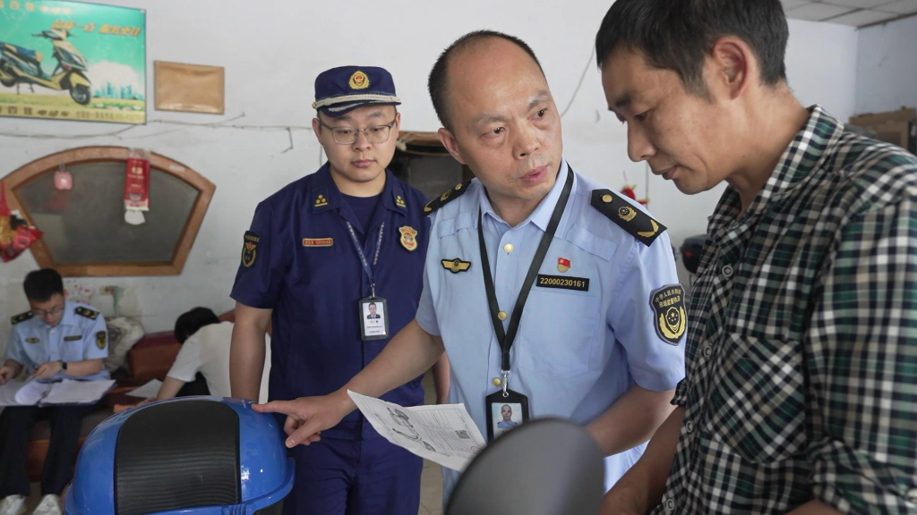 涪陵区联合执法工作组对涉及违法违规改装的电动自行车进行检测。重庆消防供图