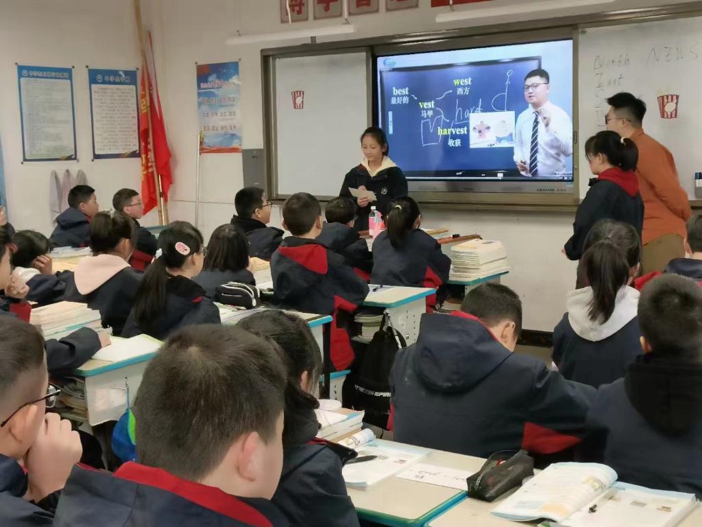 “天健奇速英语”走进重庆黔江开展公开课。受访者供图