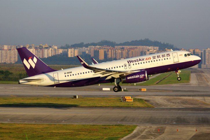 西部航空班机从重庆江北国际机场起飞。西部航空供图