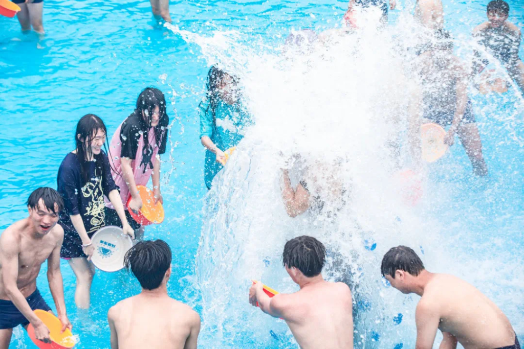 重庆欢乐谷玛雅海滩泼水活动。景区供图