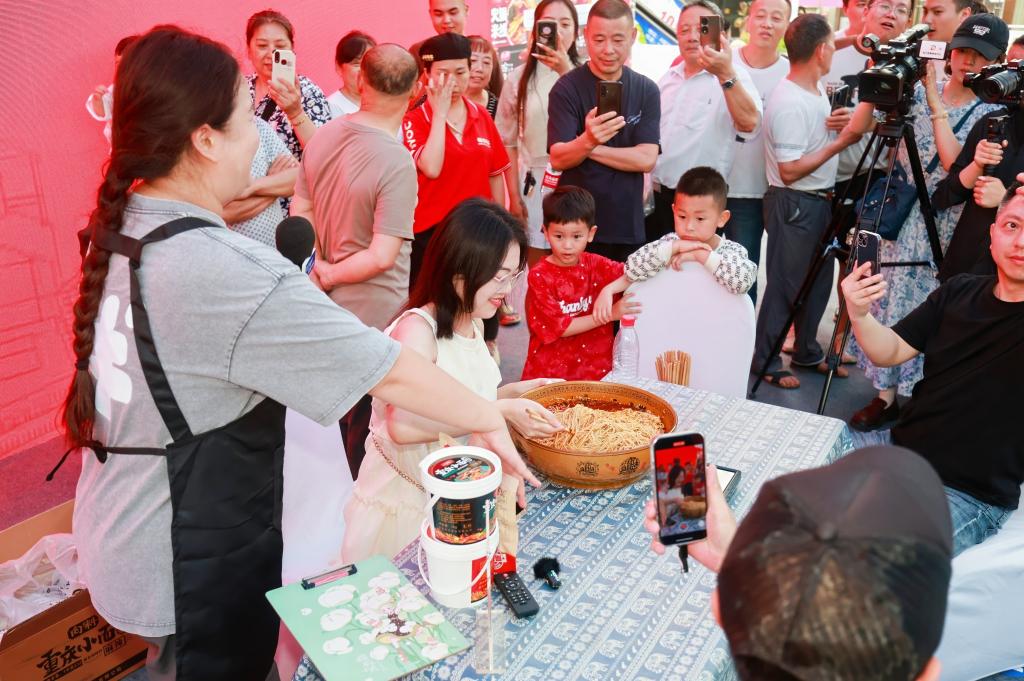 “胖妹小面挑战赛”举行。受访者供图