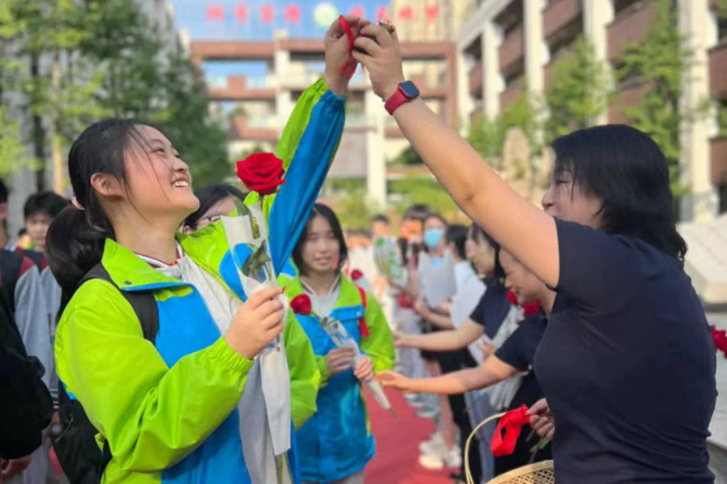重庆南岸区观塘初级中学校,老师们为孩子们送上朵朵小红花。重庆南岸区观塘初级中学校 供图