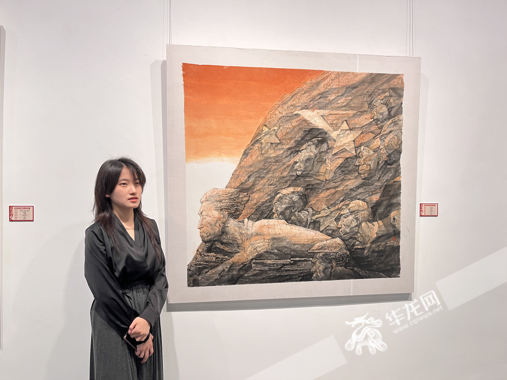 四川美术学院学生李卓然携作品《丰碑·曙光》展出。华龙网记者谢鹏飞摄