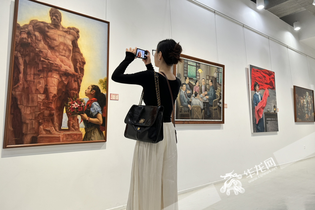 市民观展。华龙网记者谢鹏飞摄