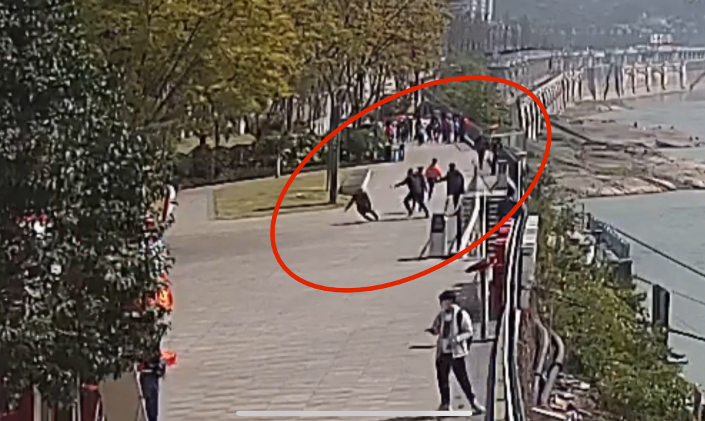 拍照打卡时意外撞倒老人。南岸区人民法院供图