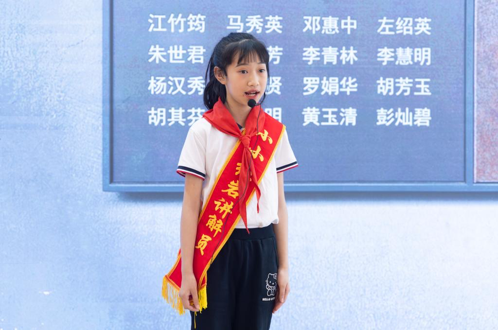 “红岩小导游”现场模拟讲解。重庆红岩革命历史文化中心供图