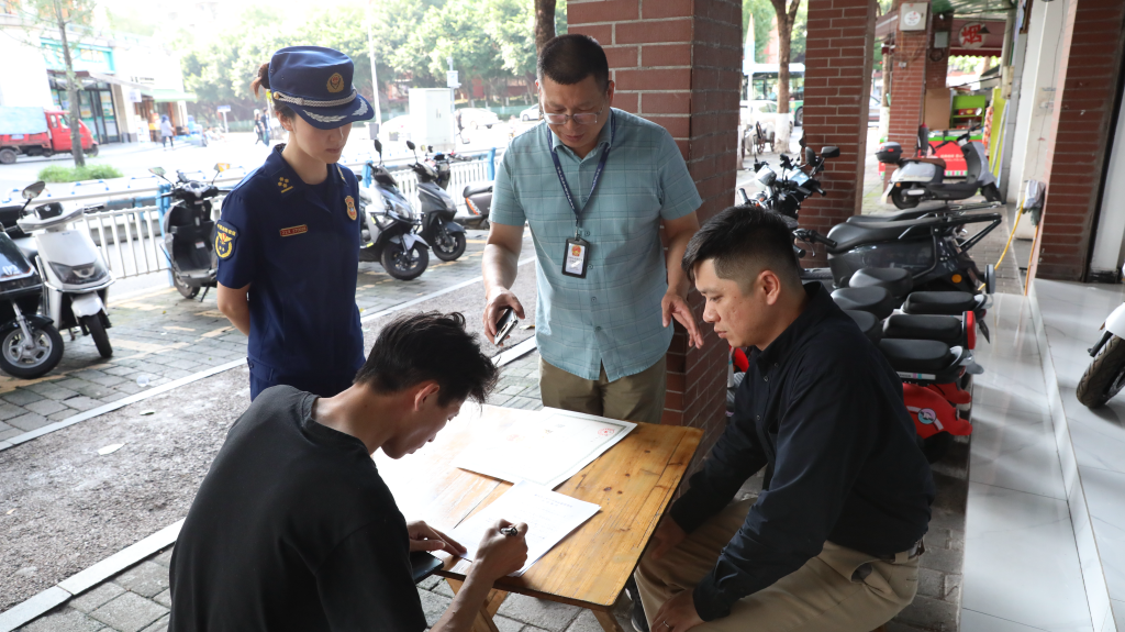 联合检查组对销售电动自行车的门市进行检查。重庆消防供图