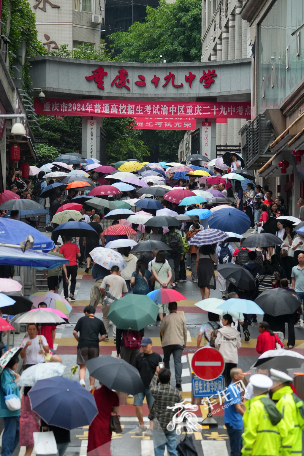 重庆二十九中考点外，考生陆续进入考场。记者 辛飞摄