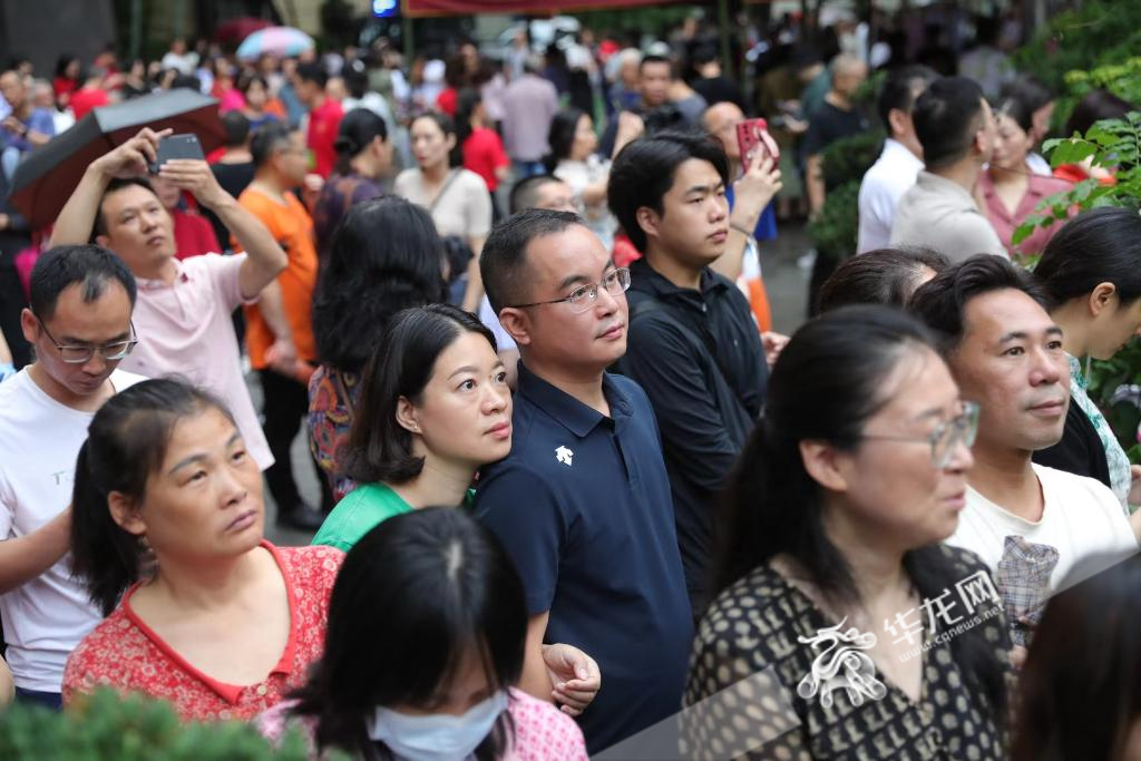 巴蜀中学考点，考生进场后，家长们在考点外翘首以待。 记者 唐雨 李文科