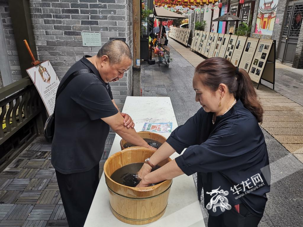 游客在体验洗艾水。华龙网记者 伊永军 摄