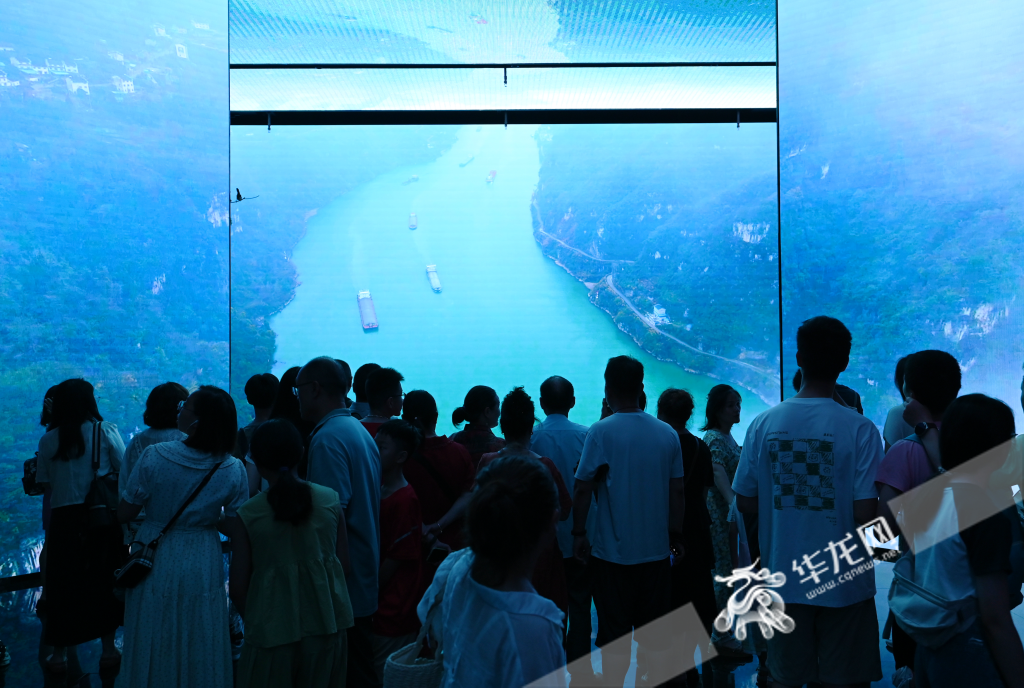 《壮丽三峡》展厅内观众络绎不绝。华龙网记者刘润摄