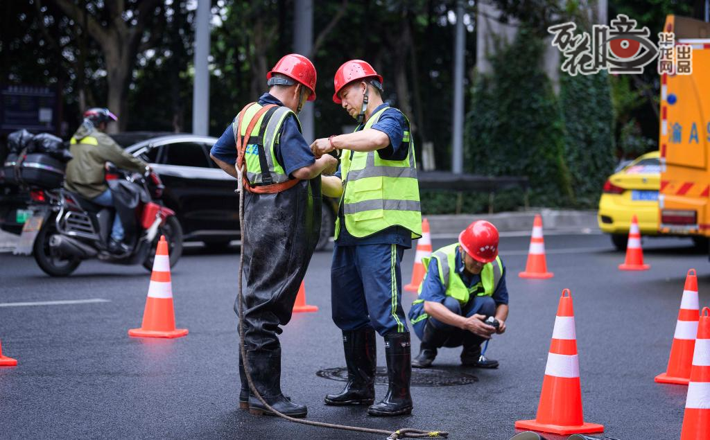 “对于负责我们城市防汛市政排水人来说，雷声就是号角，雨点就是命令。”卓昌学说，每一次强降雨都是对工作的严峻考验，必须做到汛前早疏浚、汛中早值守，确保市政管网畅通运行正常。