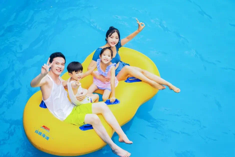 游客在玛雅海滩游玩。景区供图