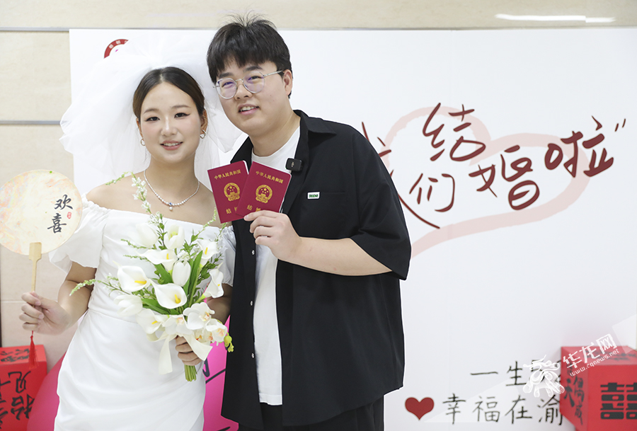 一对新人展示刚领的结婚证。华龙网首席记者 李文科 摄