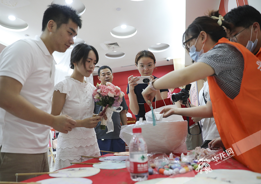 渝中区婚姻登记处为新人准备了拍照、漆扇DIY等服务。华龙网首席记者 李文科 摄