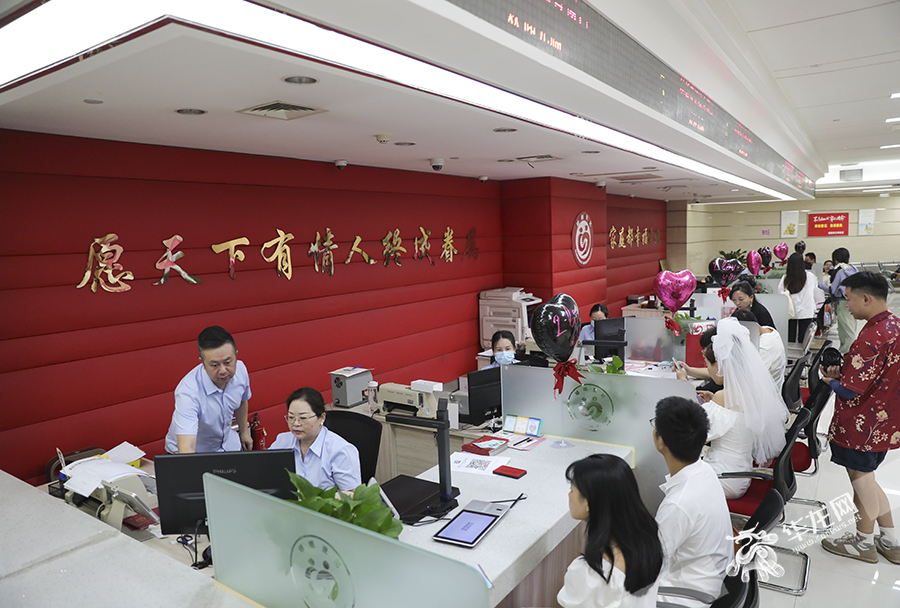 七夕恰逢周六，重庆多个婚姻登记处为爱“加班”。华龙网首席记者 李文科 摄