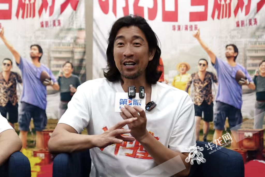 演员王千源接受采访。华龙网记者萧佑铭摄