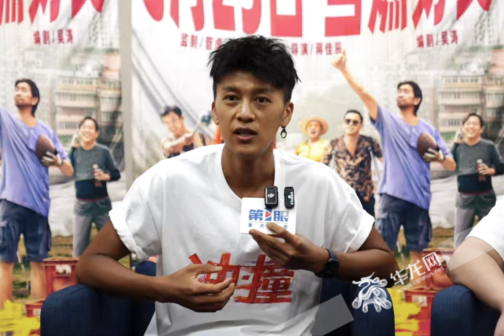 演员李九霄接受采访。华龙网记者萧佑铭摄