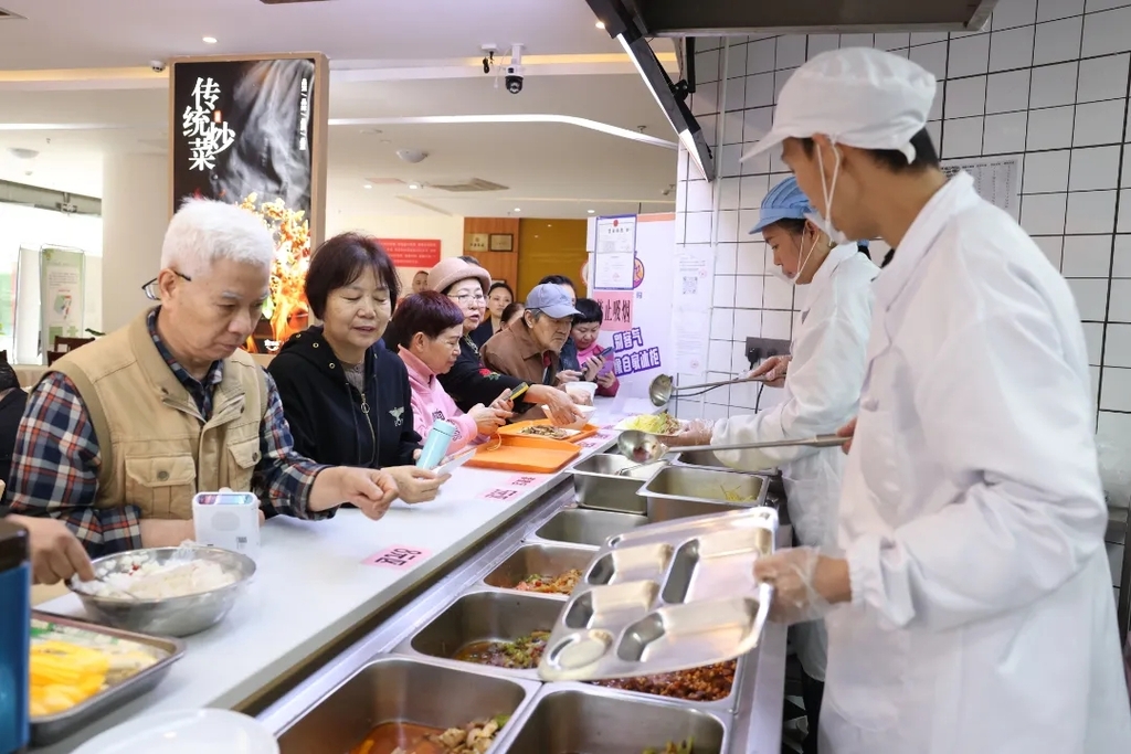 当前，重庆正进行老年食堂可持续运营机制改革，今年上半年，已因地制宜建设老年食堂1578家。市民政局供图