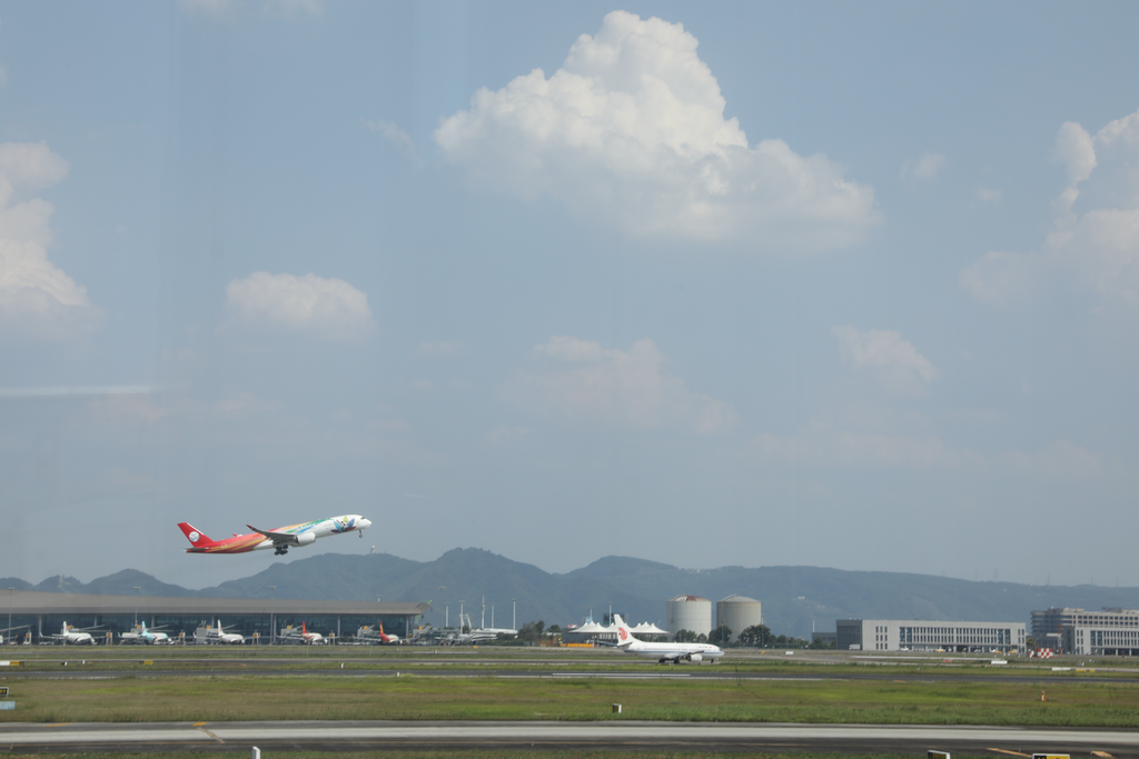 四川航空3U8831航班在重庆江北国际机场顺利起飞。川航重庆分公司供图