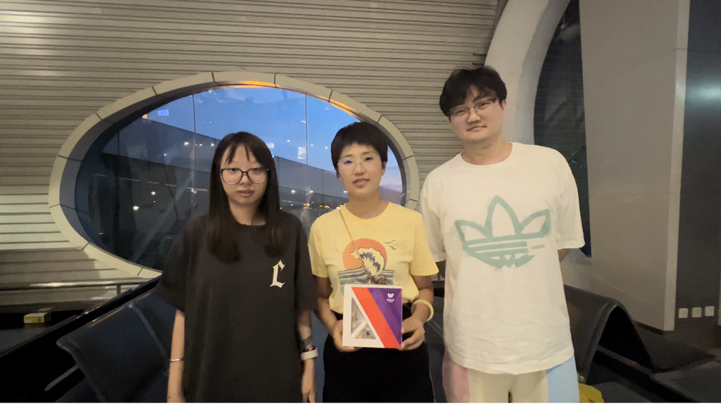 西部航空爱宠专属顾问与旅客合影。西部航空供图
