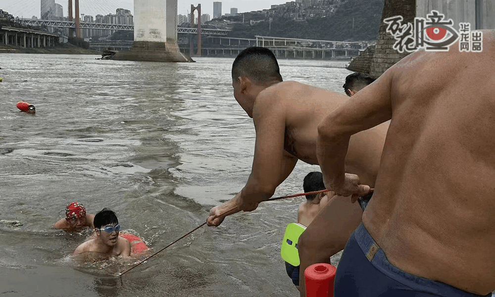 石门冬泳跳水队救援队在岸边安放了多个游泳圈、竹竿，还有自制的救援设备。“我们队里每天来这的有二三十人，你看每隔一段距离都有我们的队员。”傅永果指着江边说，若有紧急情况，随时都能进行救援。