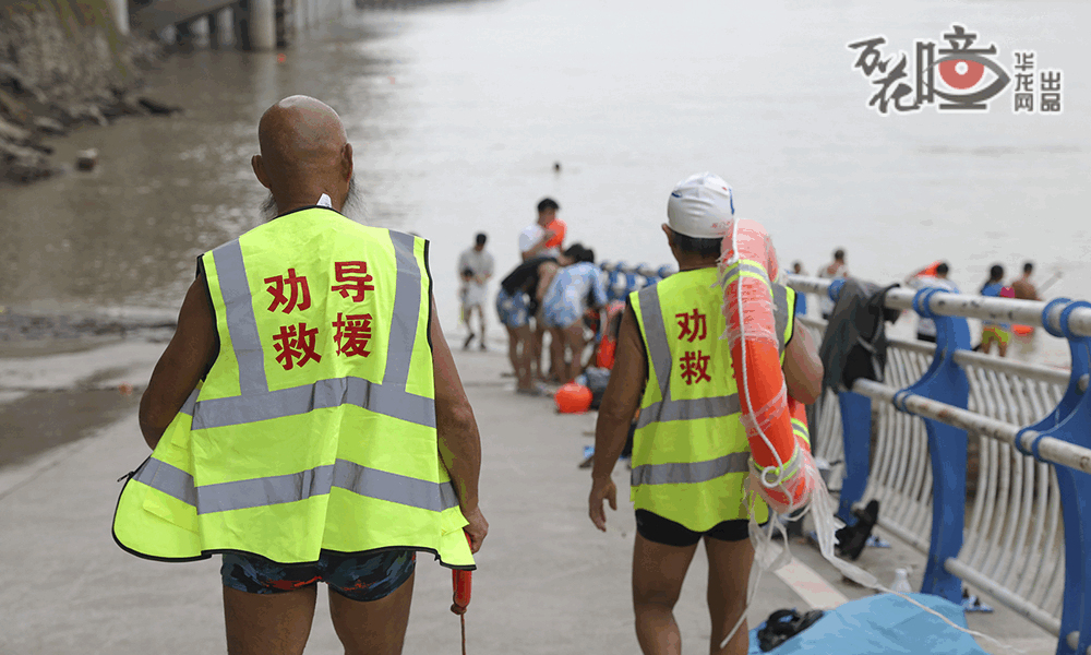 除了是跳水爱好者，他们还有个更重要的身份——石门冬泳跳水队救援队队员。队员们自愿成为“义务安全员”，为江边游玩的市民搭建起一道安全防线。