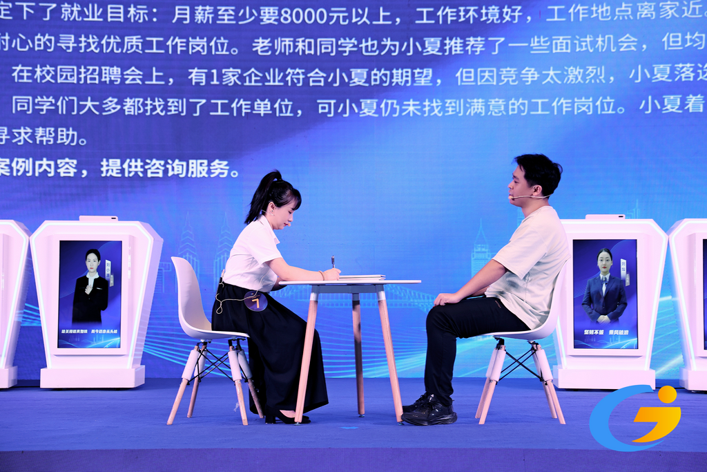 参赛选手正在认真比赛。重庆市人力社保局 供图