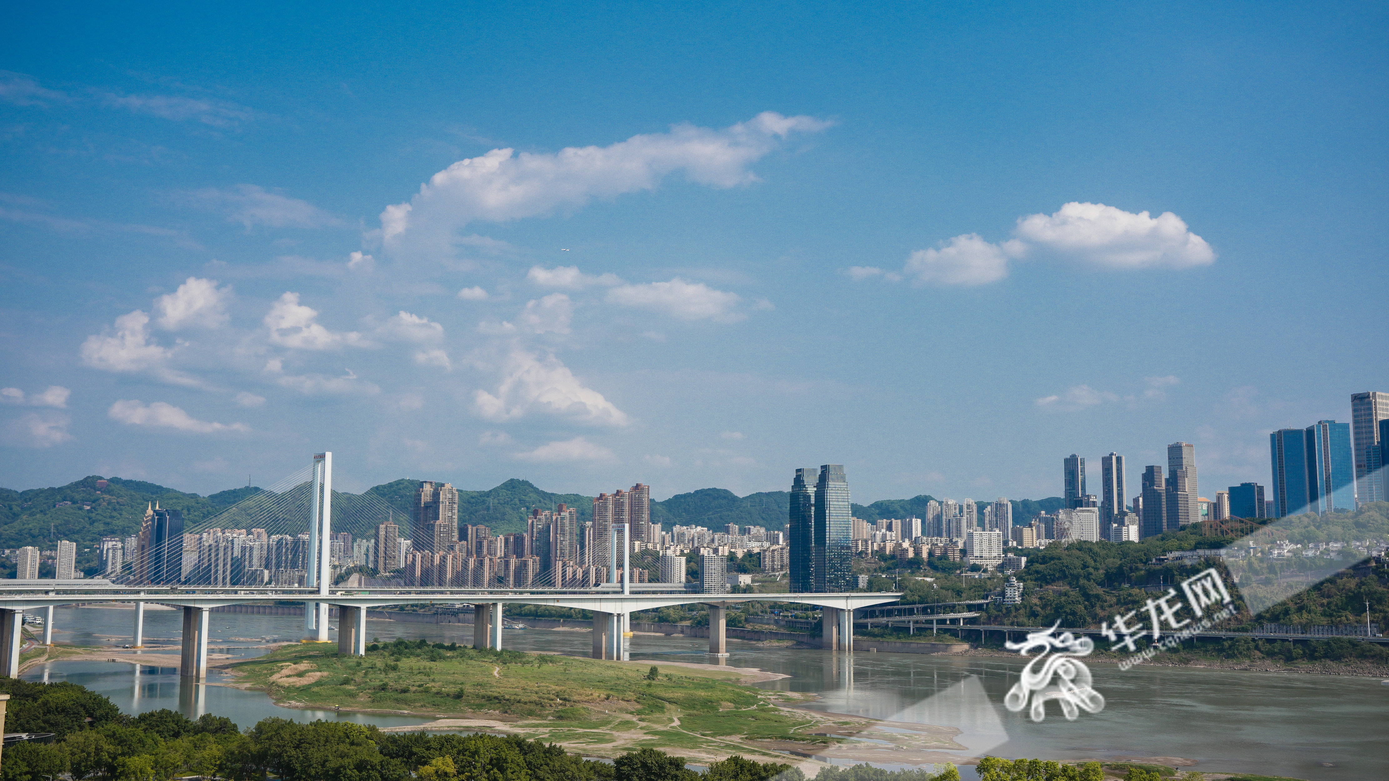 今日重庆多地日最高气温将升至40℃以上，请注意防暑降温。华龙网记者 陈毅 摄