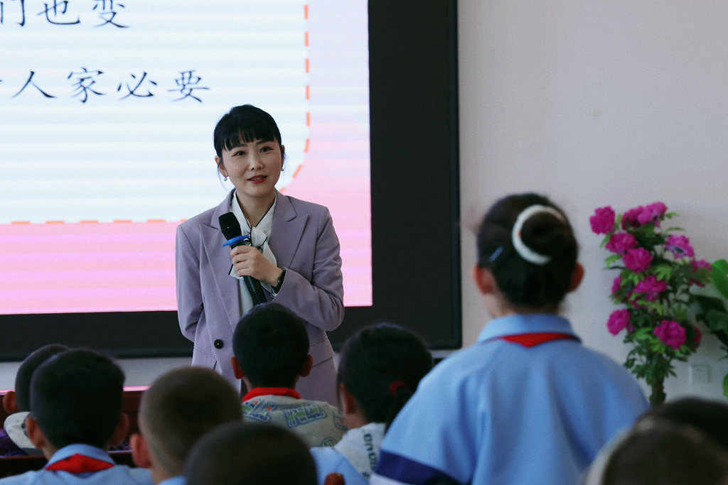 参加活动的老师正在和学生互动。人民小学 供图