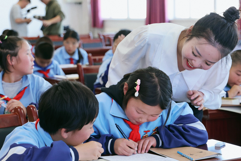 老师正在指导学生学习。人民小学 供图