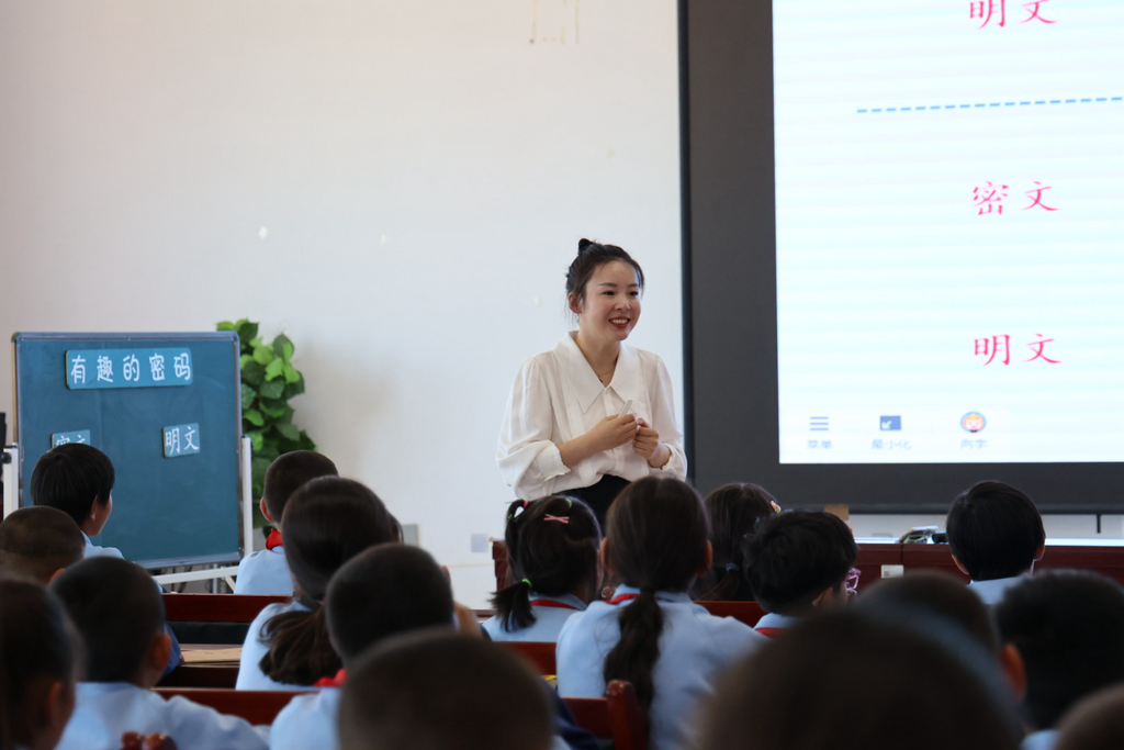 参加活动的老师正在上课。人民小学 供图