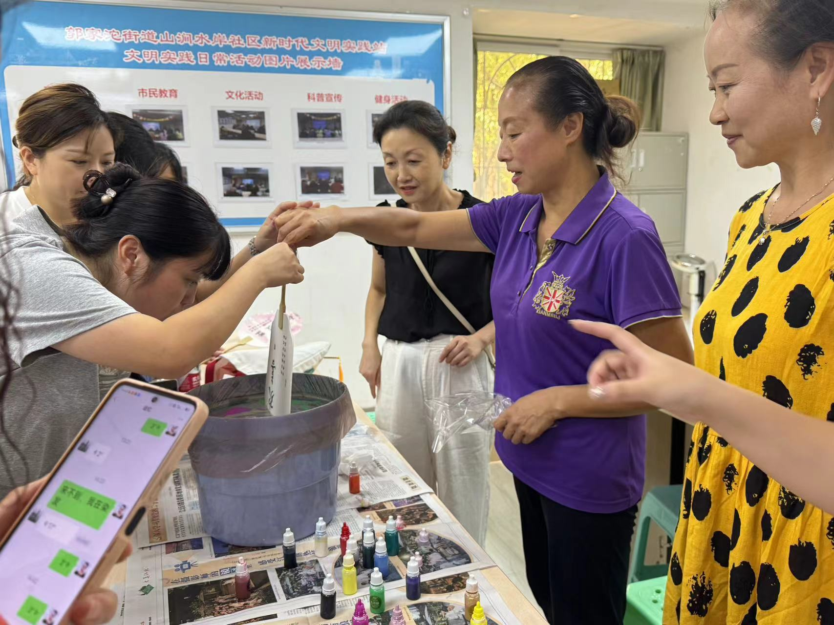 山澗水岸社區(qū)退休人員體驗漆扇制作。郭家沱街道供圖 華龍網(wǎng)發(fā)