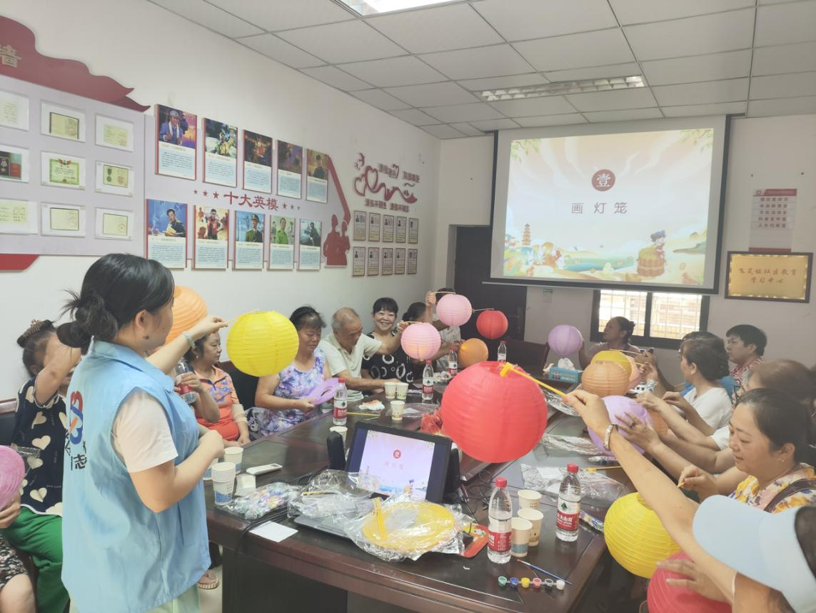 飛嵐埡社區(qū)退休老人共繪花燈，祈福團圓。郭家沱街道供圖 華龍網(wǎng)發(fā)