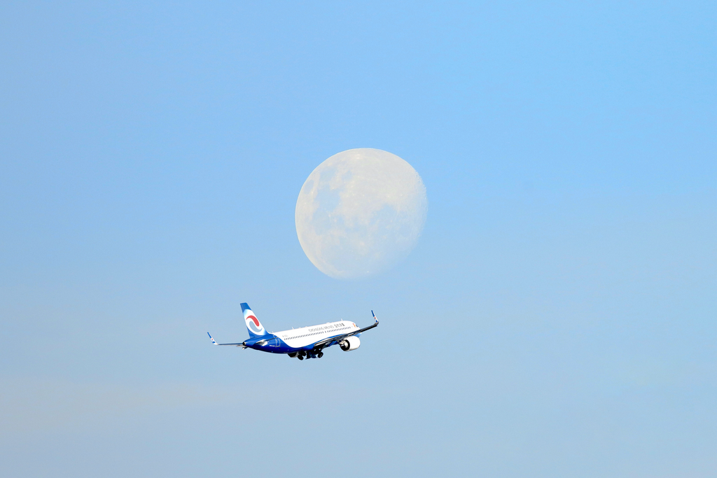 重庆航空航班与月亮同框。重庆航空供图。