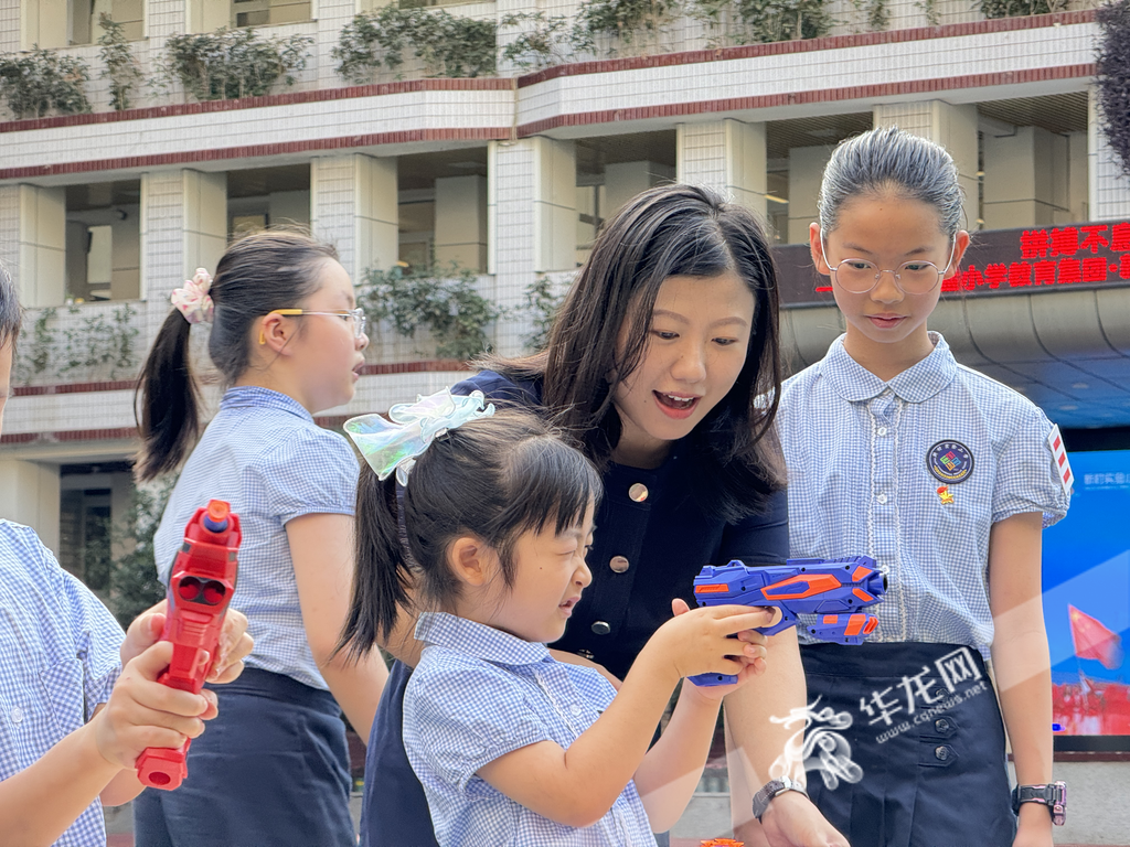 射击也是重庆市江北区新村实验小学校位迎接新生开展的小活动。华龙网记者 谢鹏飞 摄