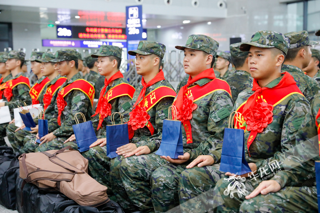 帶著家鄉人民的深情厚誼，新兵戰士即將奔赴軍營。華龍網記者 石濤 攝