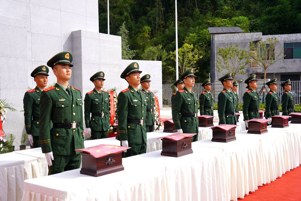 武警官兵护卫在烈士棺椁旁。武警重庆总队执勤第五支队供图