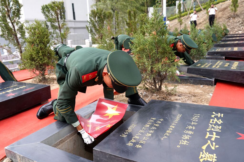 武警官兵将烈士遗骸送至墓位安葬入土。武警重庆总队执勤第五支队供图