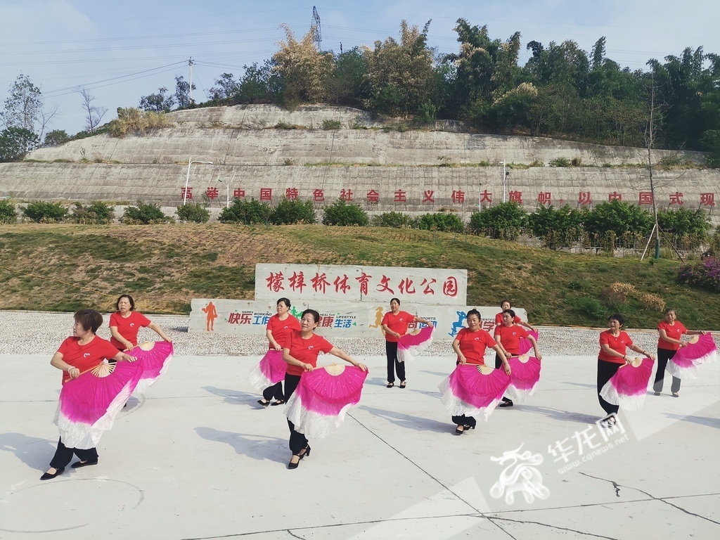 附近居民在檬梓橋體育文化公園里健身娛樂(lè)。華龍網(wǎng)記者 伊永軍 攝