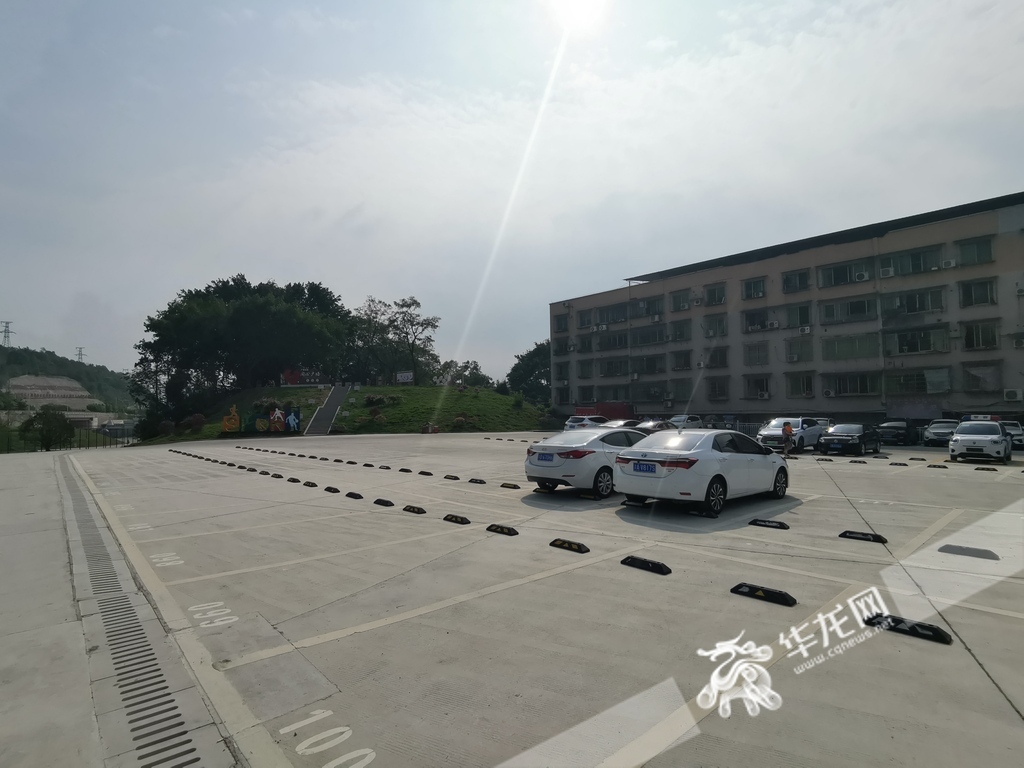 檬梓橋體育文化公園內(nèi)還新建了一個(gè)停車場(chǎng)，停車位180個(gè)，大大緩解了停車難問(wèn)題。華龍網(wǎng)記者 伊永軍 攝