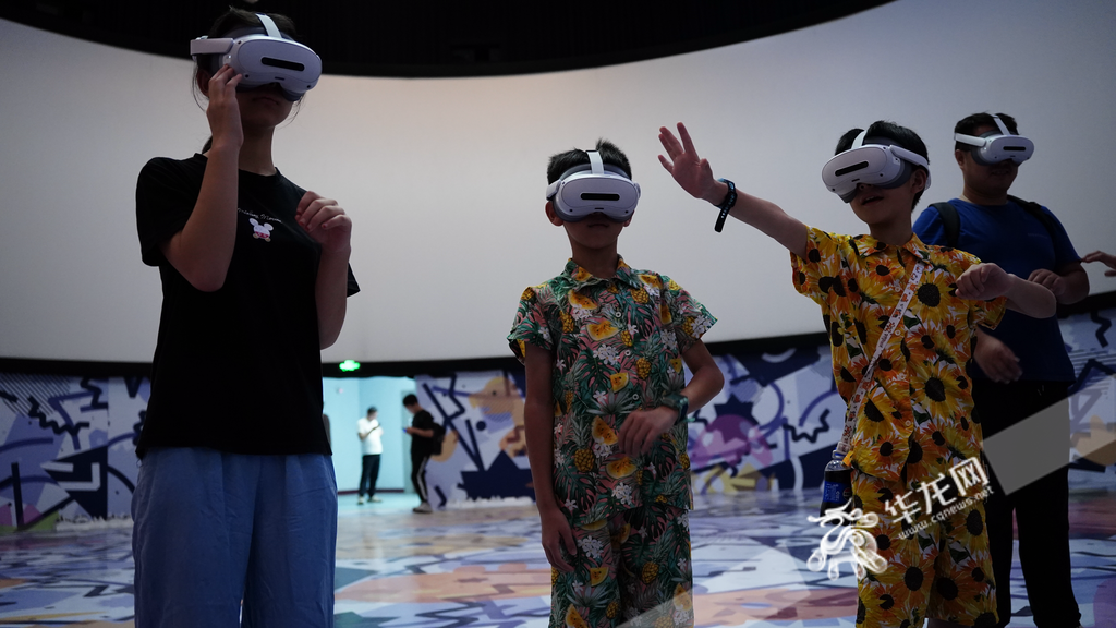 市民游客体验VR项目。华龙网记者陈洋摄