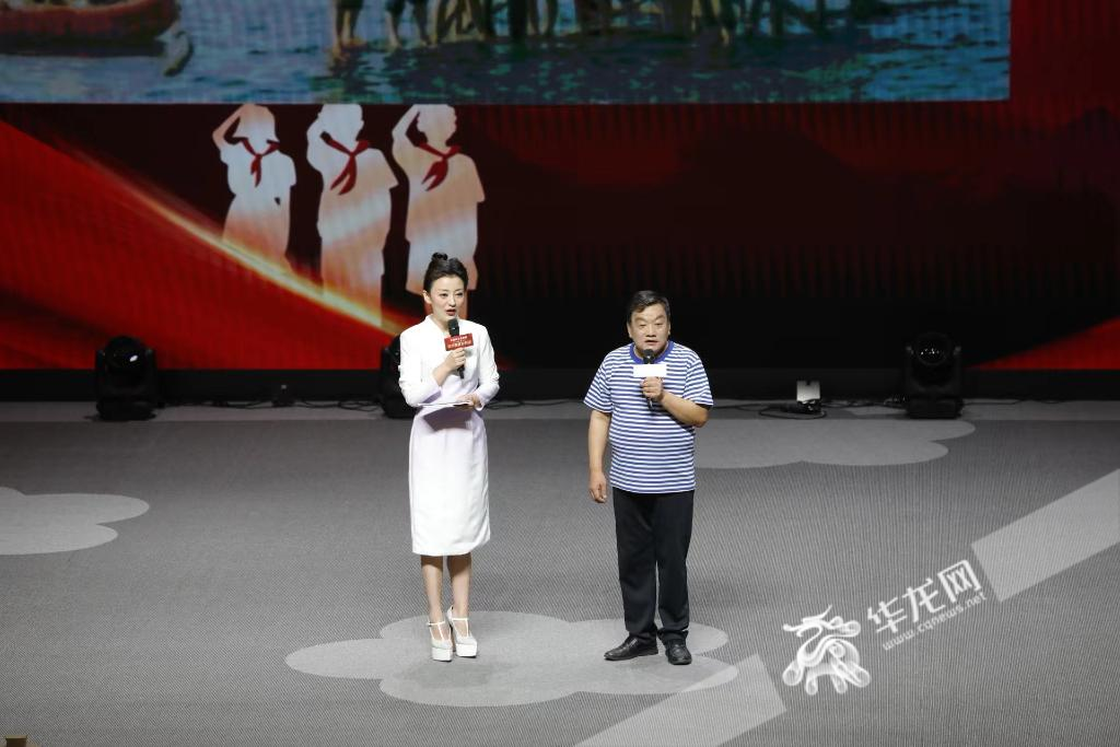 第一代南沙守礁官兵邵建民(右)讲述守礁故事。华龙网记者 石涛 摄