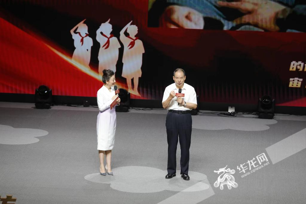 中国航天员大队首任大队长申行运(右)讲述航天故事。华龙网记者 石涛 摄